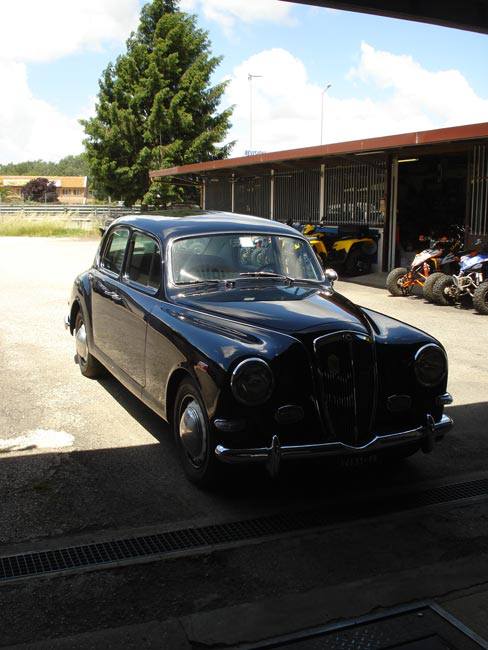 Auto d'epoca al centro revisioni Caravan Salaria