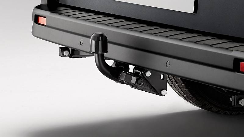Primo piano di un gancio di traino nero installato sul paraurti posteriore di un veicolo