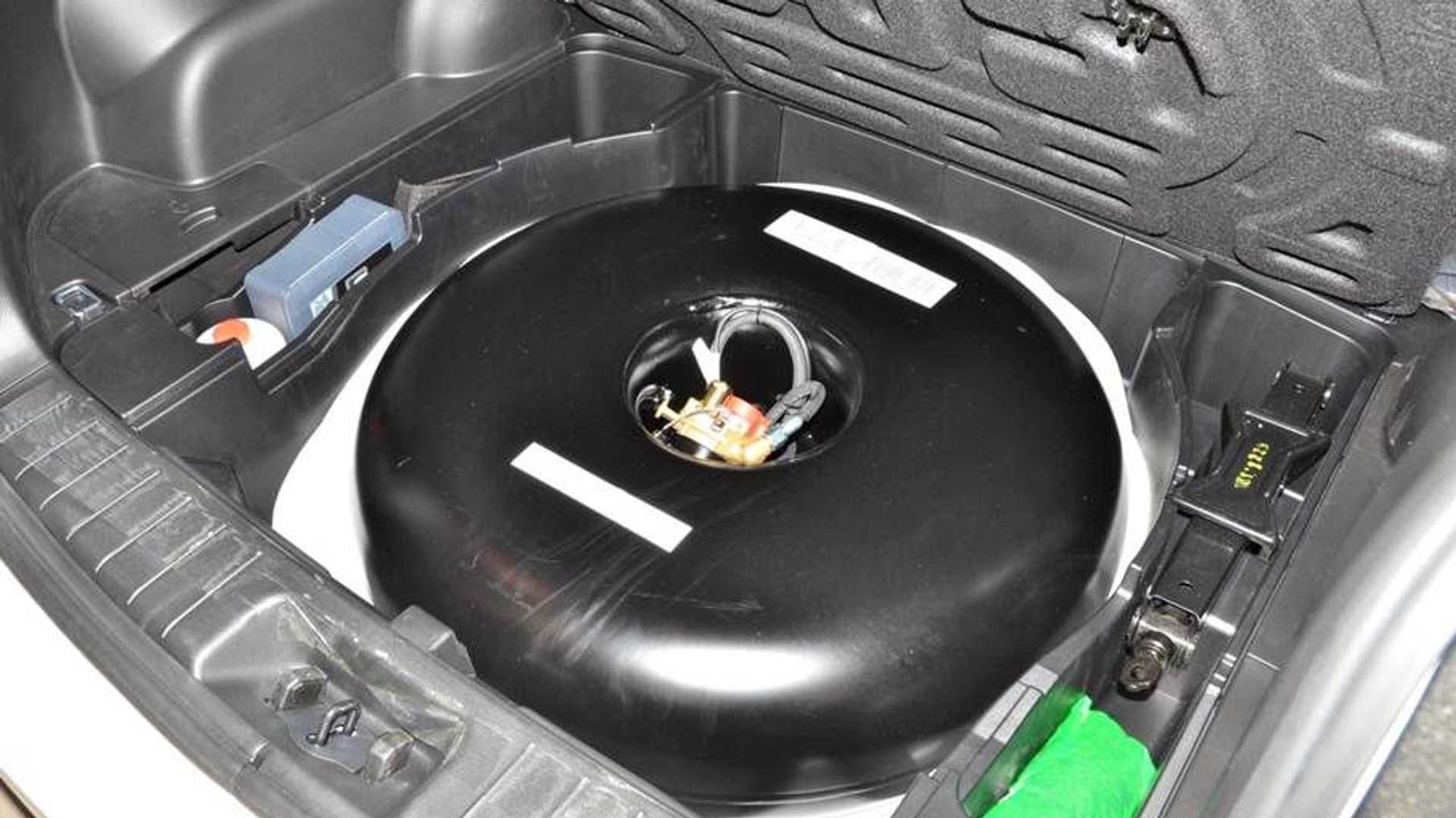 Immagine di un tecnico specializzato che effettua collaudi certificati su ganci traino e impianti a gas, assicurando sicurezza e affidabilità.